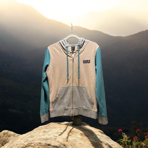 Patagonia Women’s Two-Tone Gray and Teal Zip Up Hoodie - Picture 4 of 6